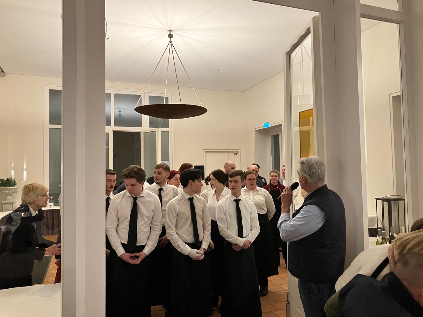 Bild: Nach dem Gala-Dinner „Kulinarische Harmonie“ in der Orangerie auf Schloss Neuhardenberg wurden die Auszubildenden des 3. Lehrjahres und die Köche des Abschlussjahrganges der Meisterschule vorgestellt. Der große Applaus der Gäste zollte  den wohlverdienten Respekt für eine junge Generation in der Gastronomie