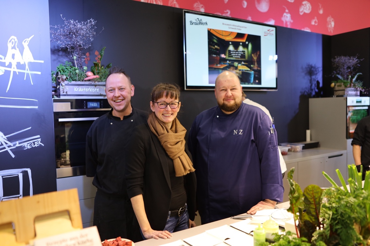 Bild: Nach dem Gala-Dinner „Kulinarische Harmonie“ in der Orangerie auf Schloss Neuhardenberg wurden die Auszubildenden des 3. Lehrjahres und die Köche des Abschlussjahrganges der Meisterschule vorgestellt. Der große Applaus der Gäste zollte  den wohlverdienten Respekt für eine junge Generation in der Gastronomie