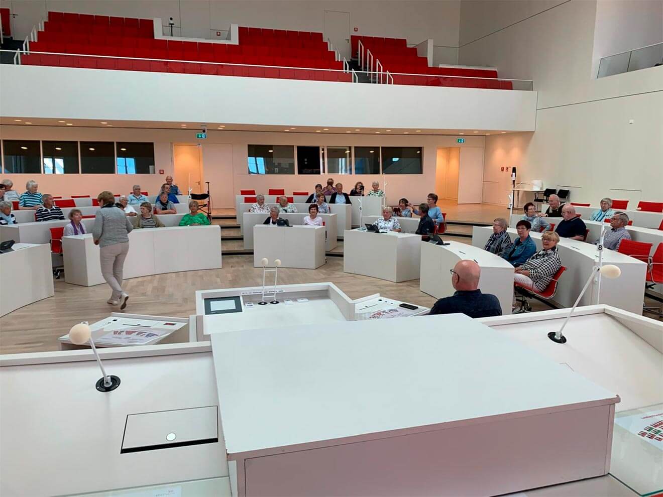 Dem Parlament ganz nah. Der Uckermärkische Seniorenverein Prenzlau besuchte den Landtag Potsdam und nahm in der sitzungsfreien Zeit die Perspektive von Landtagsabgeordneten im Plenarsaal ein. Dem Parlament ganz nah. Der Uckermärkische Seniorenverein Prenzlau besuchte den Landtag Potsdam und nahm in der sitzungsfreien Zeit die Perspektive von Landtagsabgeordneten im Plenarsaal ein.