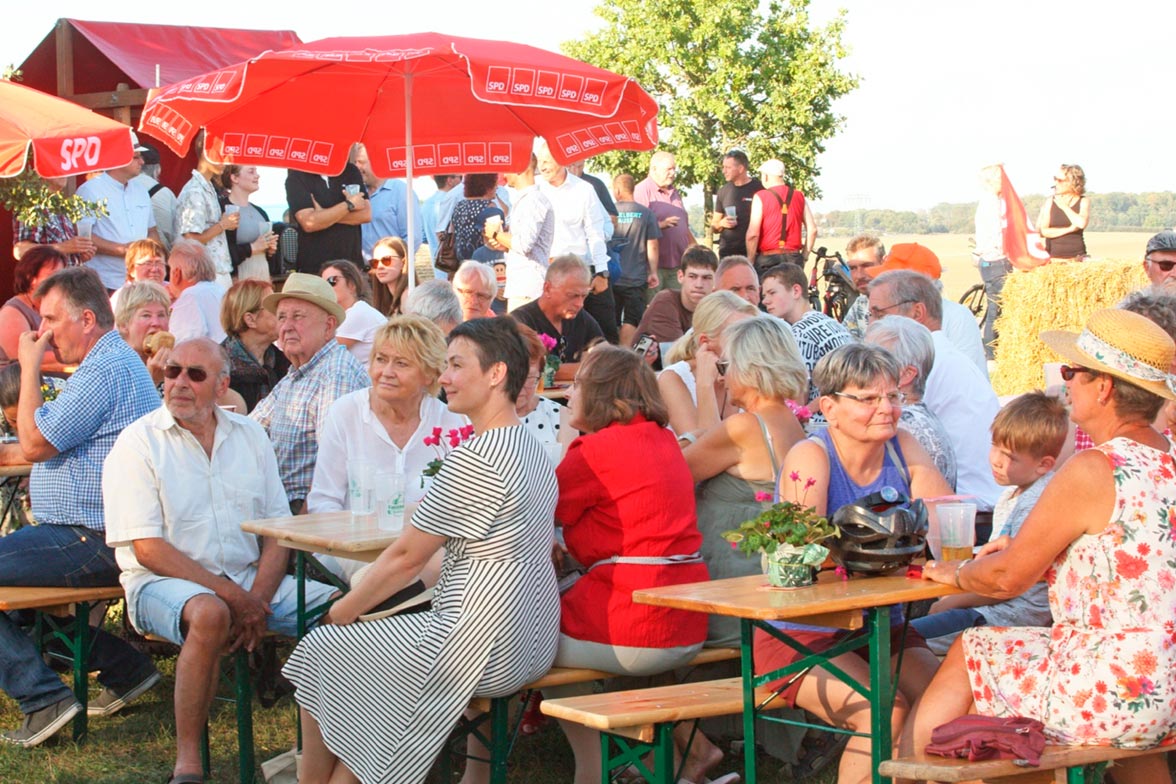 strohballenfest_in_schmargendorf_bei_hemme_milch_mit_dietmar_woidke_01.jpg