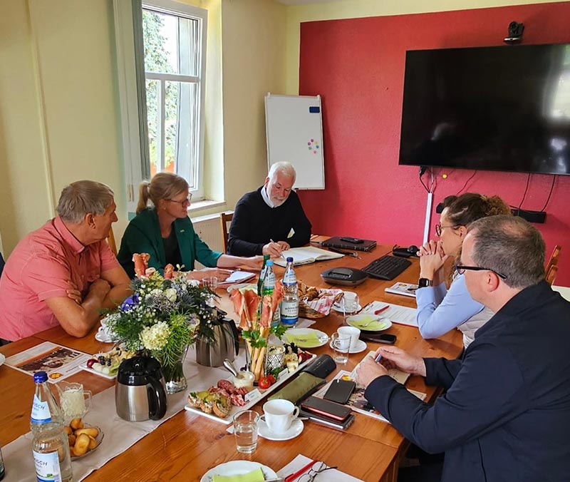 Hanka Mittelstäd auf Ihrer Sommertour im Gespräch in der Gemeinde Brüssow